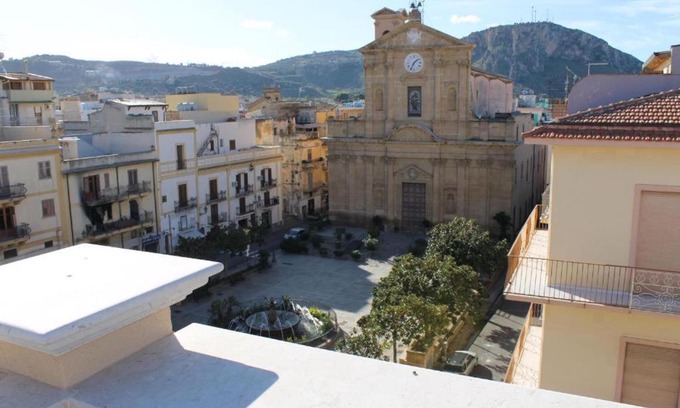 Bagheria Apartment | Discover Solemar Sicilia - Piazza Duomo: Family-Friendly Stay
