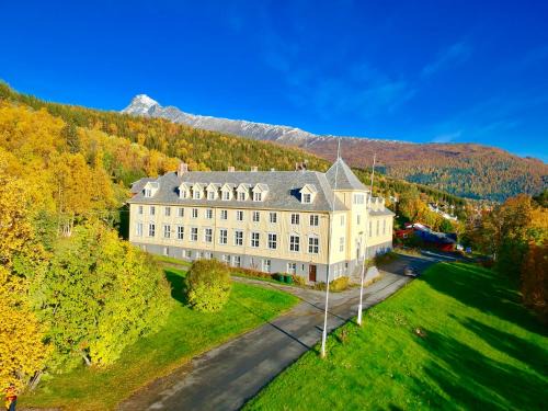 Lyngseidet House | Experience Solhov: Castle of the Lyngen Alps with Ocean View