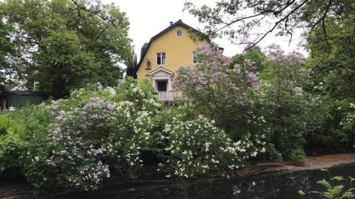 Alingsas Bed & Breakfast | Charming Solhuset by the River with Kitchen Amenities