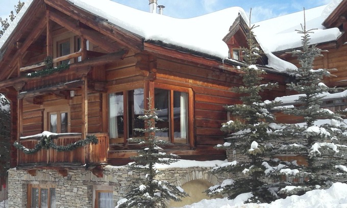 Les Claux Ski Chalet | Cozy Wood Chalet with Lake View & Spa - Rated 10/10