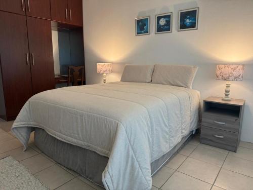 Bathurst House | Pet-Friendly Retreat: Solitude on Somerset with Ocean Views