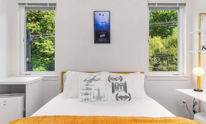 North Queen Anne Apartment | Explore Solo's Smuggler Suite: Pet-Friendly Getaway