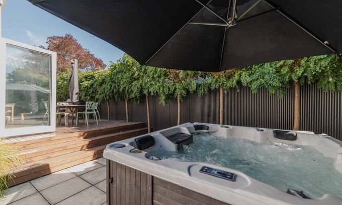 Somerfield House | Inviting 3BR Somerfield House with Spa & Hot Tub