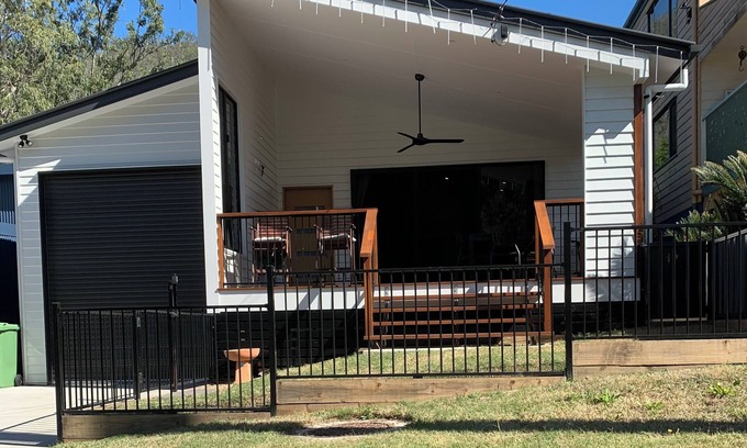 Somerset Dam House | Somerplace at Somerset Village, Somerset Dam. Sleeps 8.