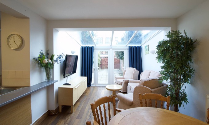 Portsmouth House | Pet-Friendly Somers House with Garden & High Guest Rating