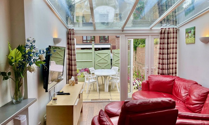 Portsmouth House | Experience Somers House: Pet-Friendly Stay with Top Ratings