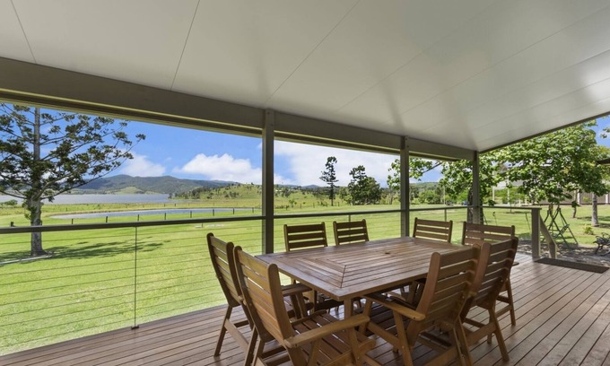 Hazeldean House | Family-Friendly Somerset Dam Getaway with Lake Views