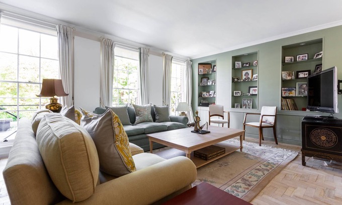 Holland Park Apartment | Discover Somerset Square: Family-Friendly Retreat Awaits