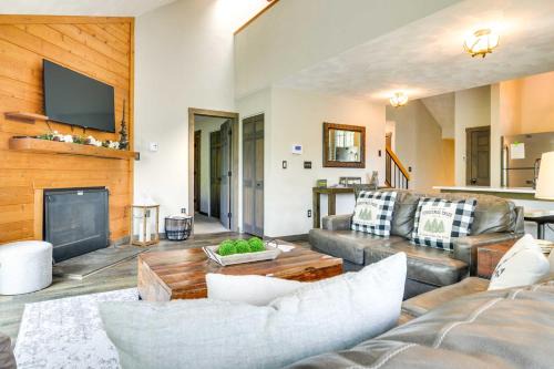 Jefferson Township House | Cozy Somerset Townhome with Deck Near Ski Lift and Hot Tub