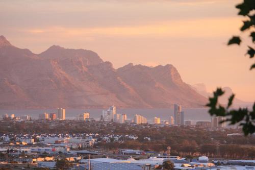 Heldervue Apartment | Affordable Somerset-West Retreat with Kitchen Amenities