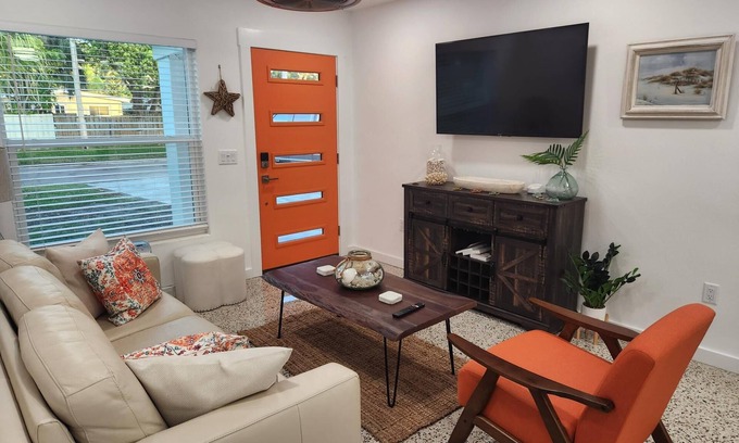 Dunedin House | Explore Dunedin: Pet-Friendly 2 Bedroom by the Pinellas Trail