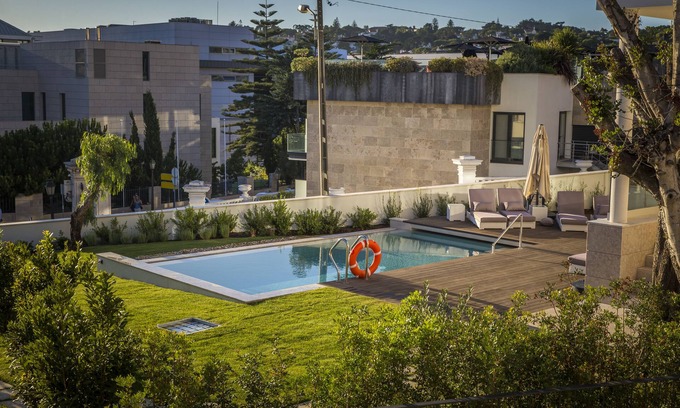 Estoril House | Elegant Somewhere Estoril Guesthouse: Pool & Spa Oasis