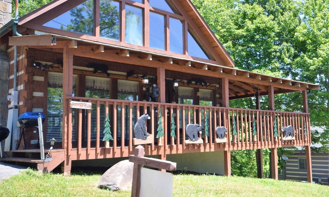 Gatlinburg - Pigeon Forge Cabin | Mountain View Retreat: Family-Friendly Cabin with Pool & Spa