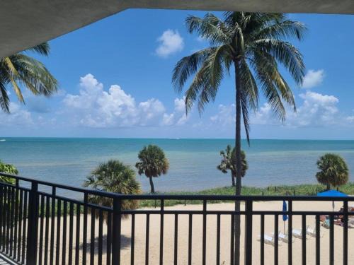 Key West House | Beachfront Bliss: 4-Star Hotel with Pool & Breakfast
