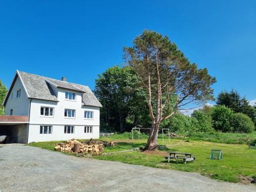 Visnes House | Cozy 4-Bedroom Home with Scenic Sea Views, Pet Friendly