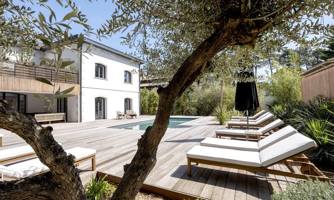 Piraillan Villa | Exquisite Villa Sous les Pins with Ocean View & Spa
