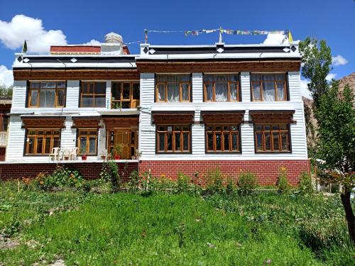 Tingmosgang House | Cozy Sonam Guest House with Hot Tub and Pet-Friendly Stays