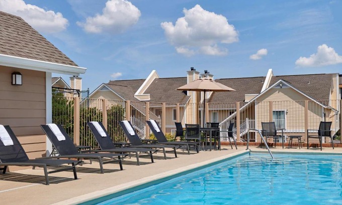 Newark Hotel | Inviting Sonesta ES Suites Wilmington - Newark with Pool & Ocean View