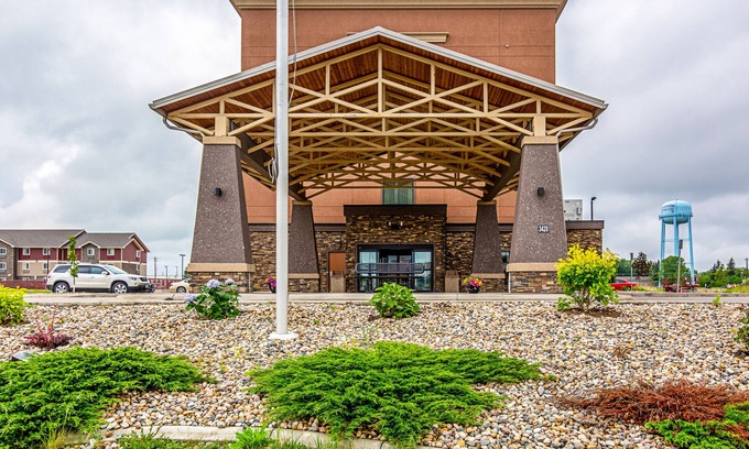 Minot Hotel | Comfortable Stay at Sonesta Essential Minot with Great Amenities