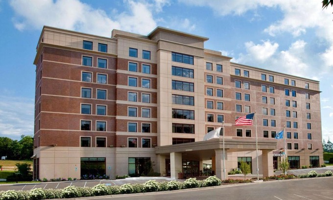 Wauwatosa Hotel | Discover Sonesta Milwaukee West Wauwatosa: Pet-Friendly Retreat
