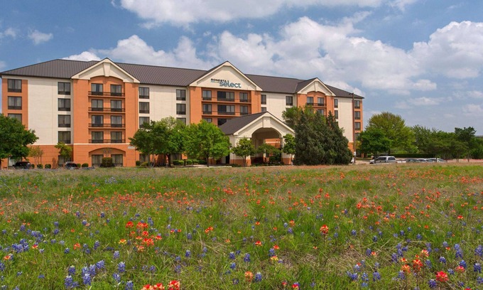 St. Johns Hotel | Relax at Sonesta Select Austin North with Pool and Spa
