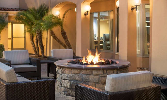 Camarillo Hotel | Relax at Sonesta Select Camarillo with Pool and Spa