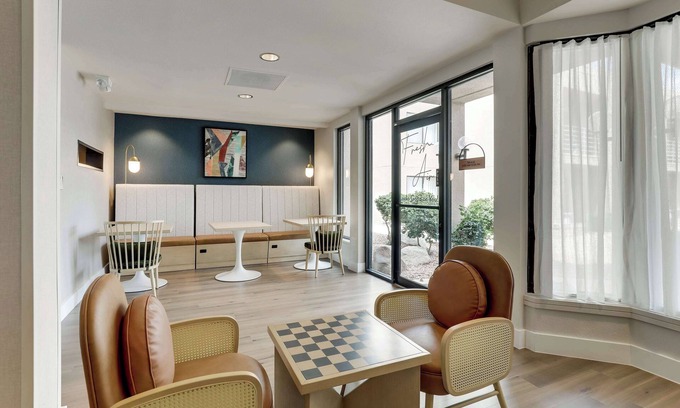Mayo Clinic Hotel | Convenient Stay at Sonesta Select Scottsdale with Spa & Pool