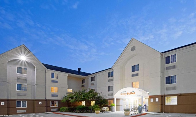 Memorial Hotel | Budget-Friendly Sonesta Simply Suites in Houston CityCentre