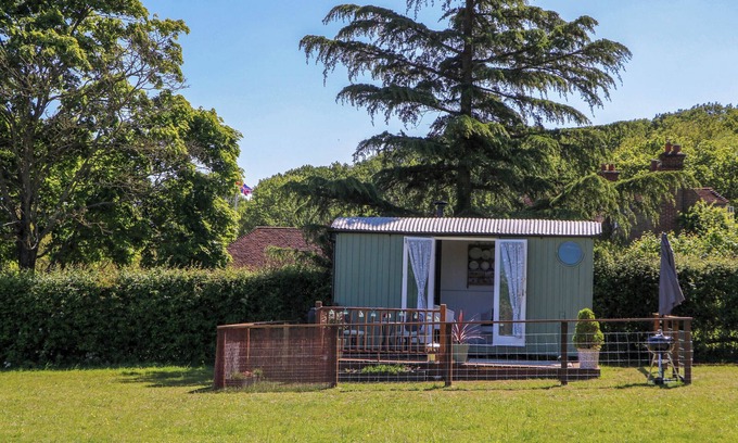 St Michaels Cottage | SONGBIRDS, pet friendly, with open fire in St Michaels, Kent