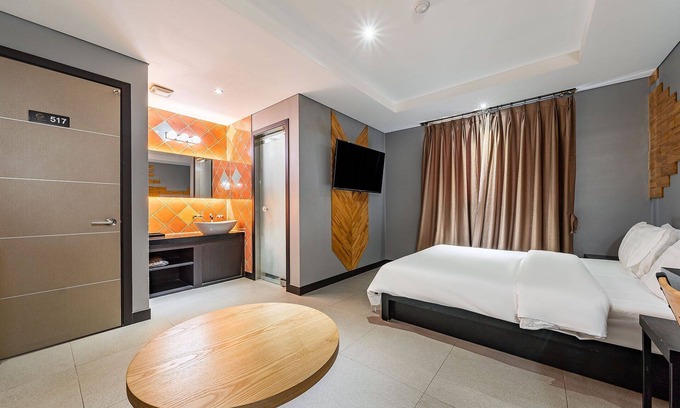 Pyeongtaek Hotel | Eco-Friendly Comfort at Songtan Person with Breakfast & Hot Tub