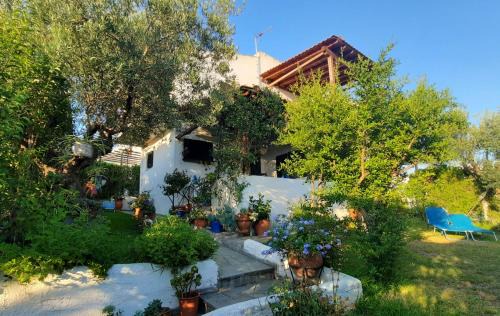 Gerakini House | Delightful Sonia's House with Garden & Ocean View