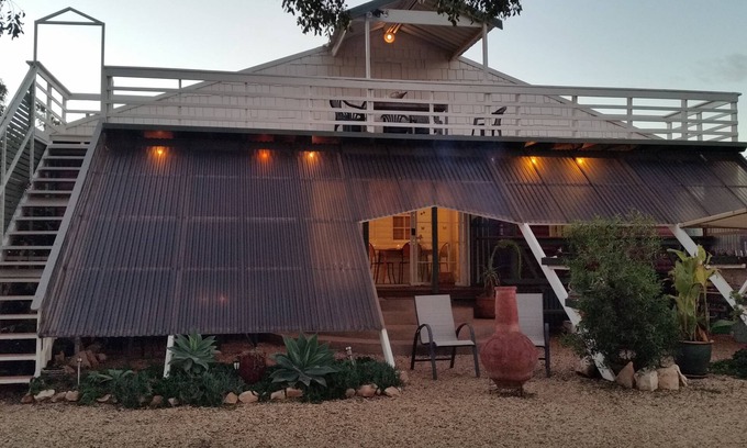 Lightning Ridge Bed & Breakfast | Cozy Sonjas Bed and Breakfast with Spa & Kitchen Amenities