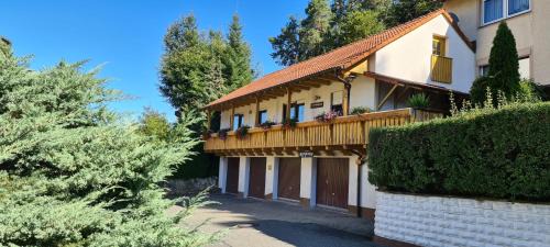 Goessweinstein Apartment | Cozy Apartment Bärenstein 2: Pet & Child Friendly Stay