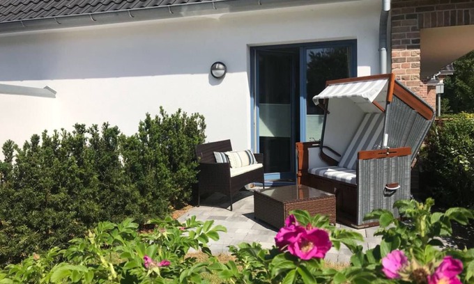 Westerland Cottage | Relax at Sonnenterrasse: Pet-Friendly Oceanfront Retreat