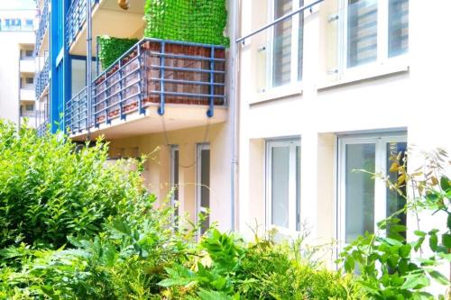 Neuschonefeld Apartment | Bright Central Apartment with Terrace & Garage - Netflix Access