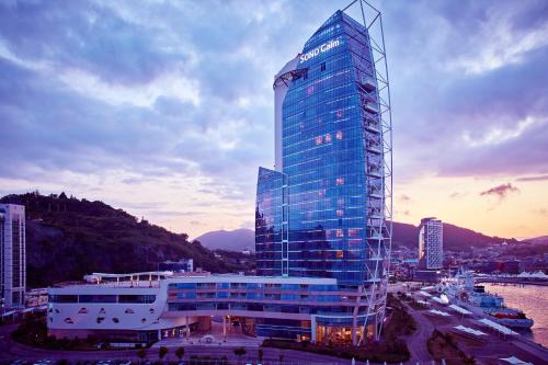 Chongp'o Hotel | Oceanfront Elegance at Sono Calm Yeosu - Guest Rated 8.4
