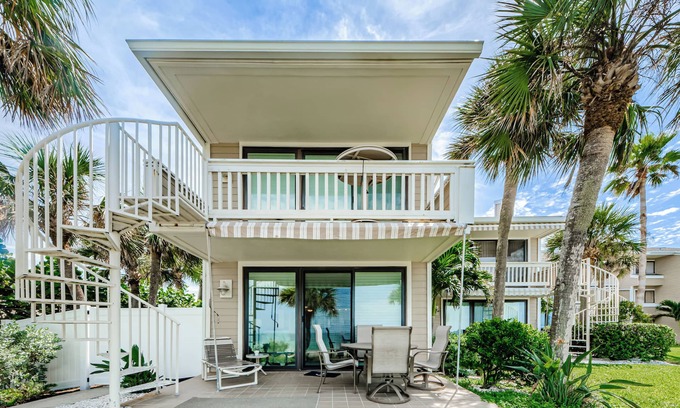 Belleair Beach Condo | Beachfront Bliss at Sonrisa 1 - Pool & Ocean View Condo