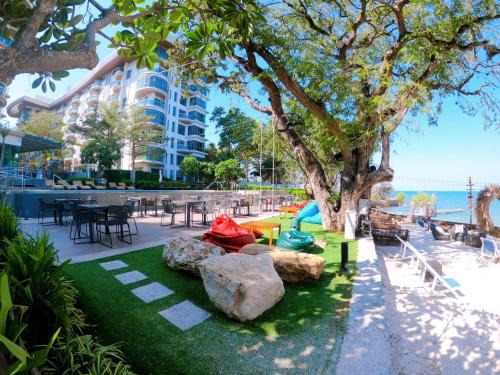 Tha Thaewawong Apartment | Beachfront Bliss at Sonrisa Sriracha with Pool & Ocean Views