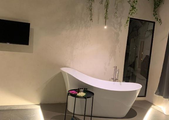 Isola del Borgo Antico Apartment | Pet-Friendly Sonrisa Suite with Breakfast for Families