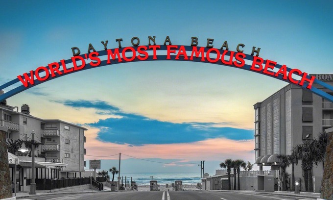 Daytona Beach Shores Condo | Soothing Condo ~ Hawaiian Inn ~ Ground Floor ~ Pool Front