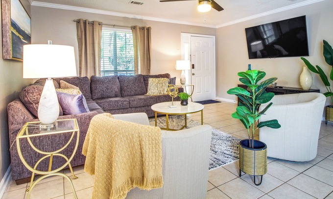 Savannah House | Relaxing Savannah Townhome with Inviting Patio & Kitchen