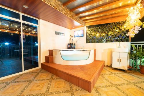 Butuan House | Discover Sophia Home Stay: Pet-Friendly with Hot Tub & Dining