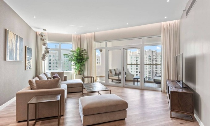Palm Jumeirah Apartment | Sophisticated 3 Bed Palm Jumeirah w Beach Access