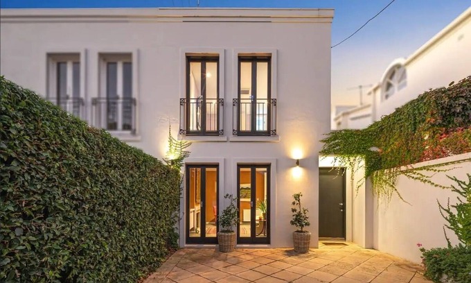 Toorak House | Art Deco Elegance with Spa and Hot Tub in Toorak