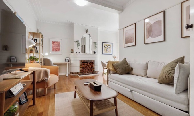 East Melbourne Apartment | Elegant East Melbourne Retreat with Spa & Breakfast Included