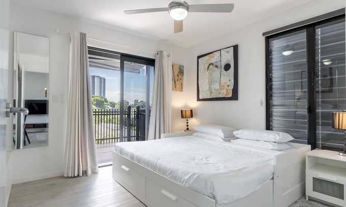 Fortitude Valley Apartment | Elegant 2-Bed Home with Alfresco Dining & Spa Amenities
