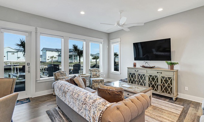 Rockport House | Sophisticated canal-view villa with pool, vast fishing pier, deck & washer/dryer