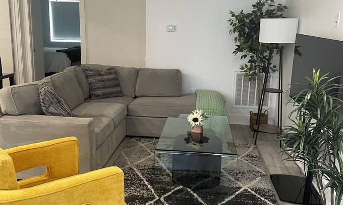 Old East Dallas Apartment | Sophisticated, comfortable and convenient 1-bdrm apt in Downtown Dallas.