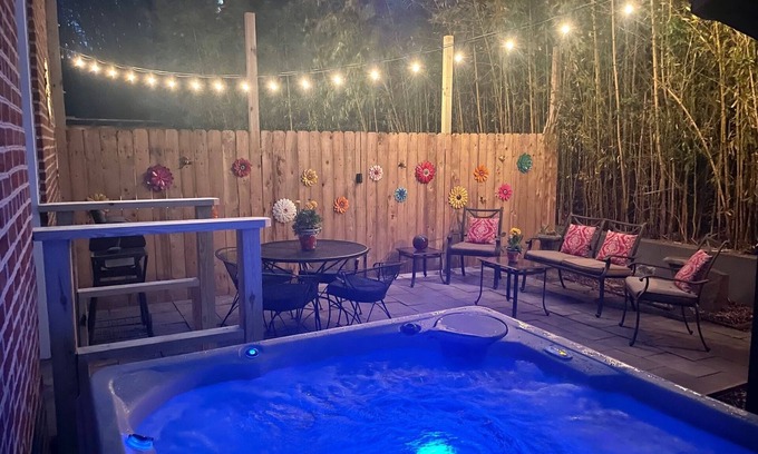 Hershey House | Exquisite Getaway Steps from Hershey Park with Spa & Breakfast