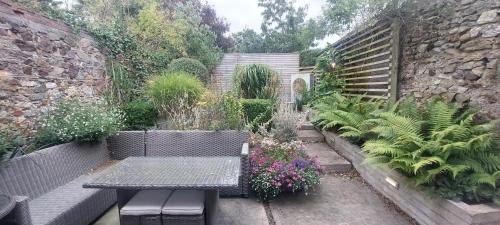 Sutton Apartment | Sophisticated Seafront 3BD Suntrap Landscaped Yard